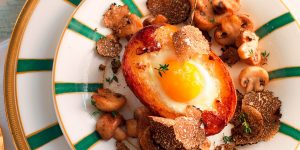 Patata ripiena di uova, funghi e tartufo: la ricetta