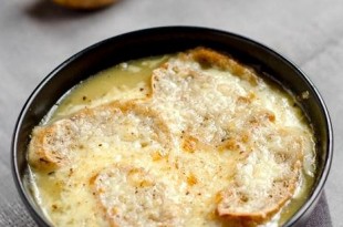 ricetta zuppa di cipolle gratinata