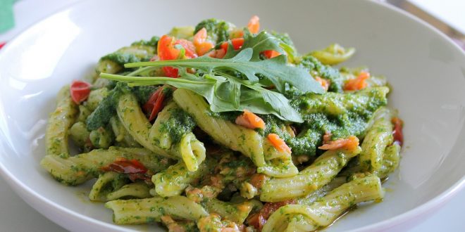 Pasta con pesto di rucola e salmone affumicato: la ricetta ...